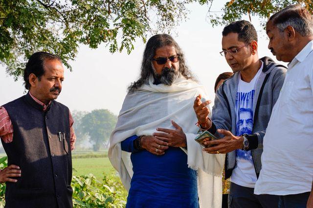 Mohanji in discussion with the project team on site